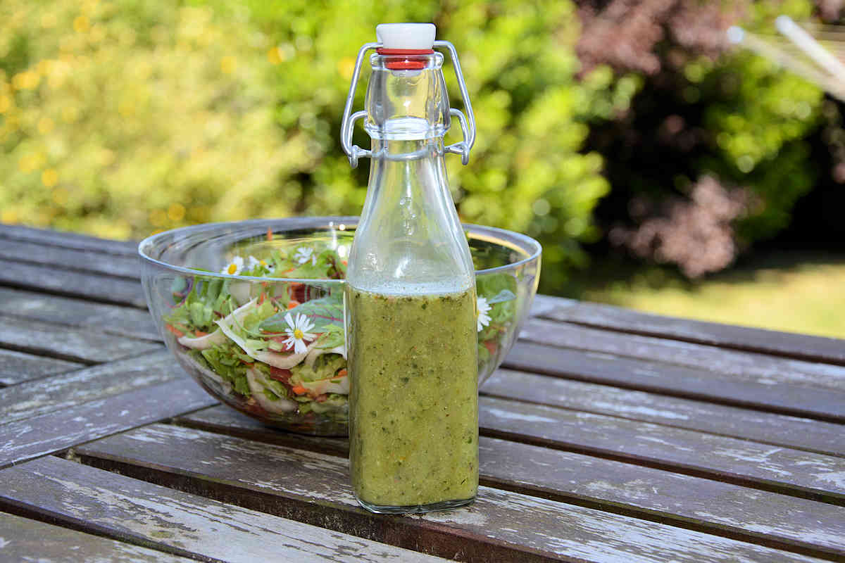 Read more about the article Pesto-Dressing – ein grüner Mantel für deinen Salat