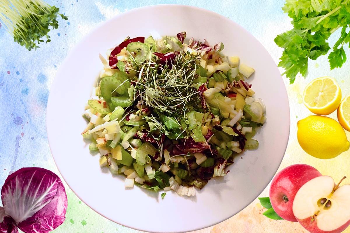 Salat mit Staudensellerie, Radicchio und Apfel